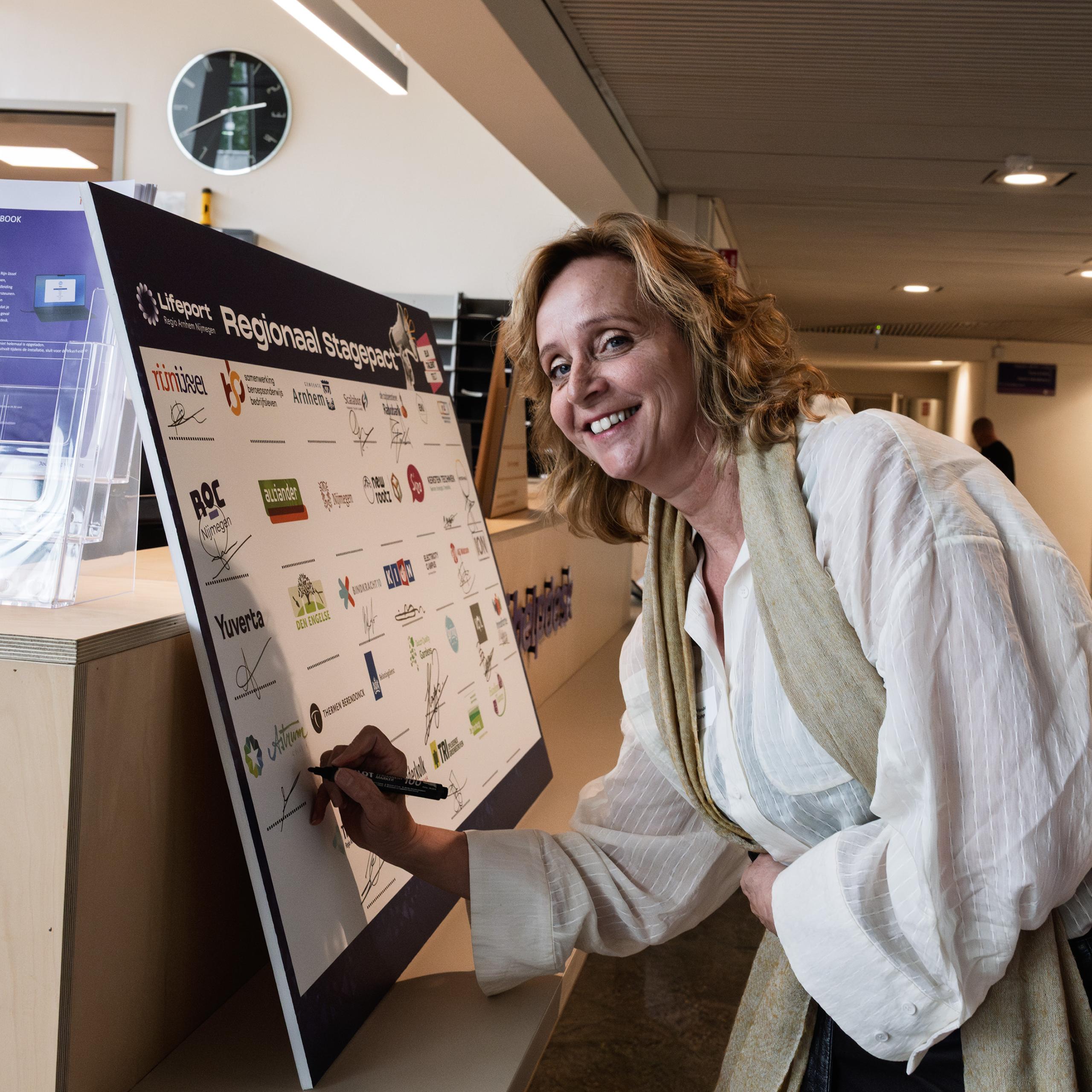 Susanne Winnubst ondertekent Lifeport Regionaal Stagepact